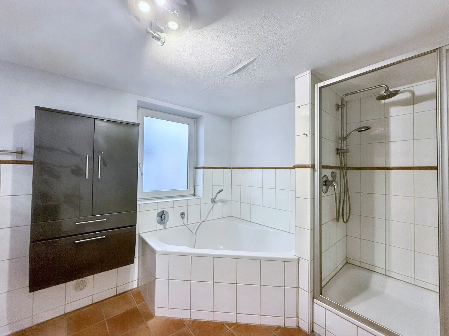 Bad mit Dusche 1. OG