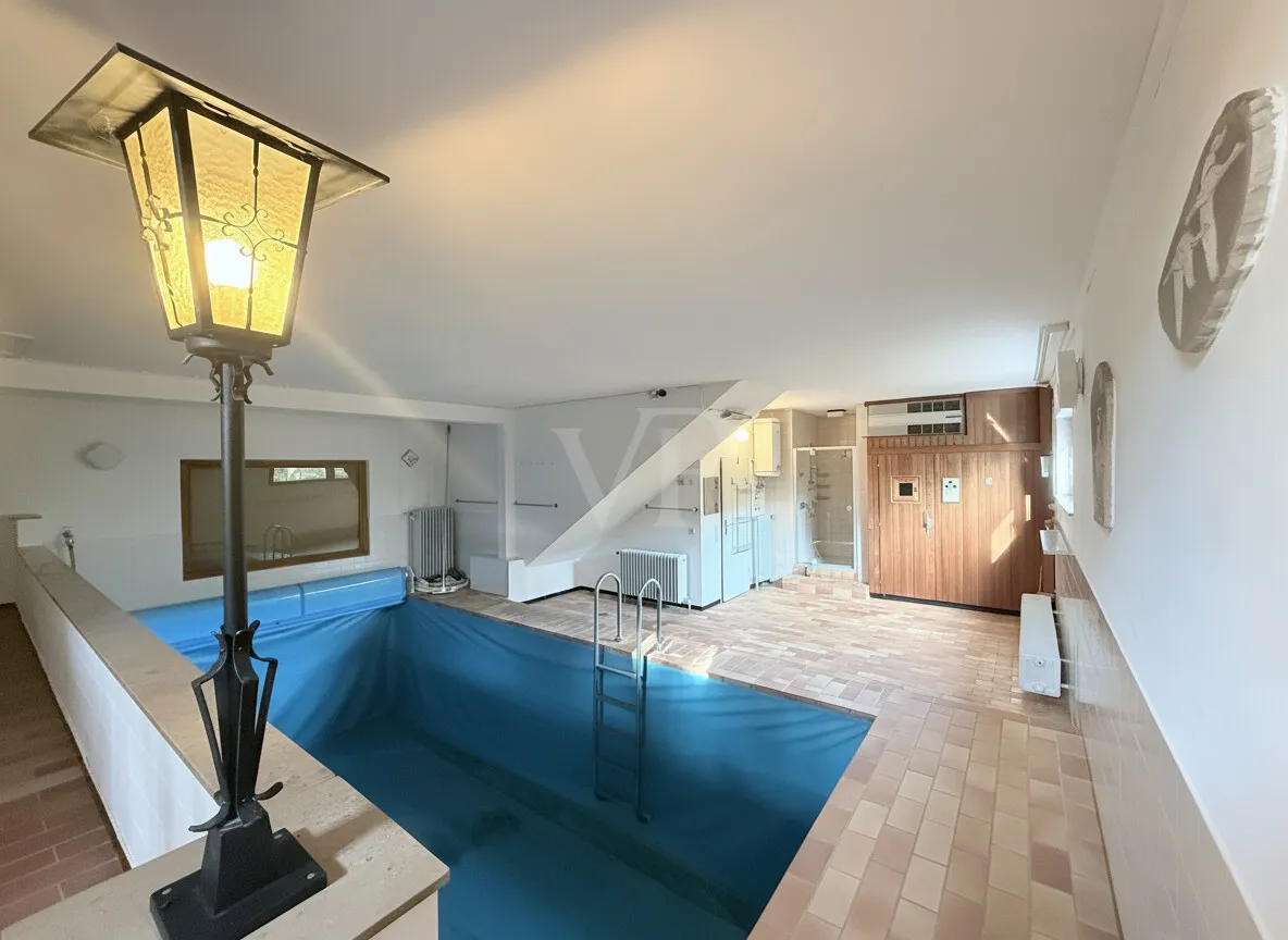 Schwimmhalle mit Sauna