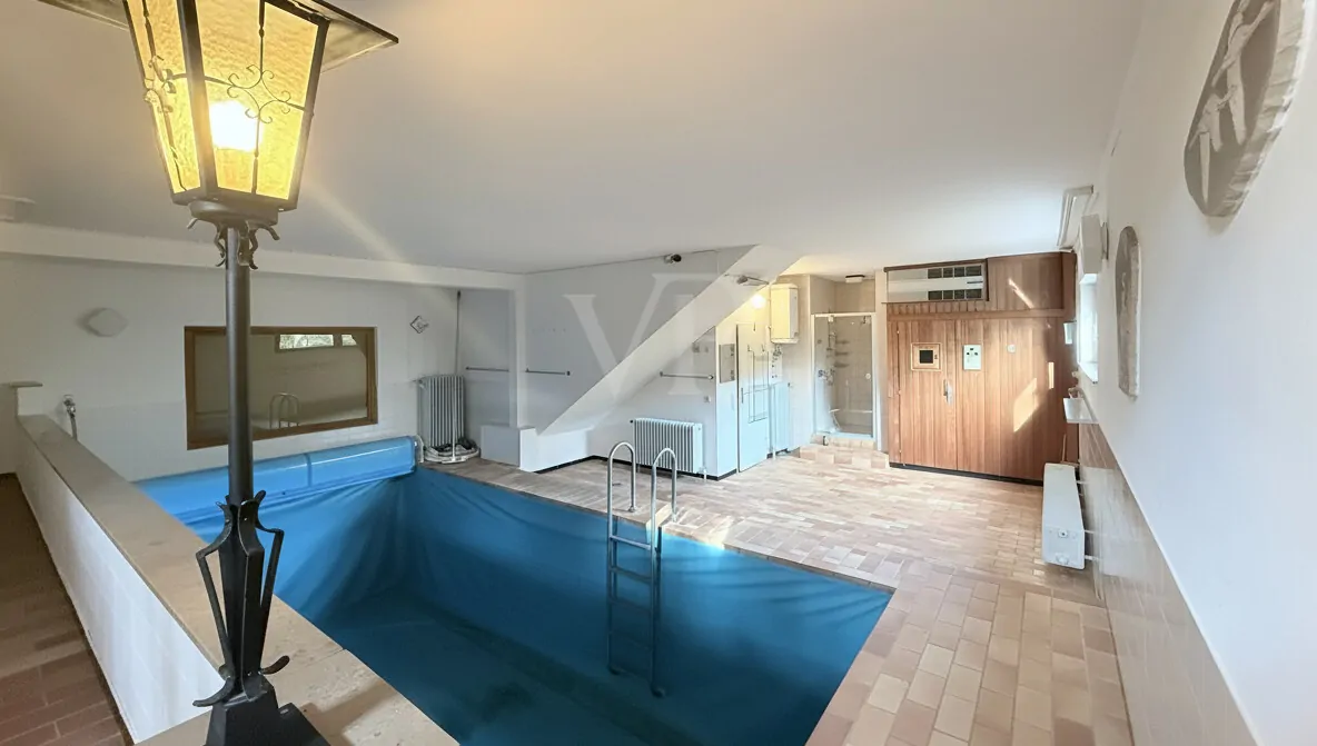 Schwimmhalle mit Sauna