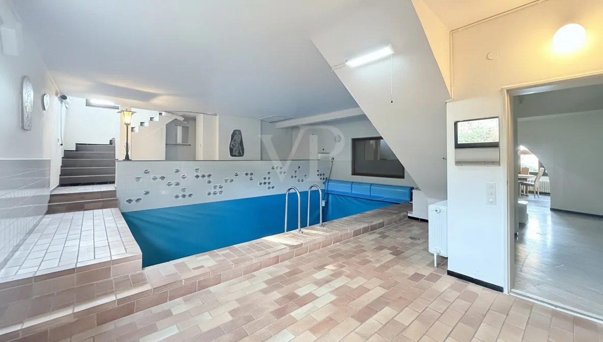 Schwimmhalle mit Ausgang Terrasse