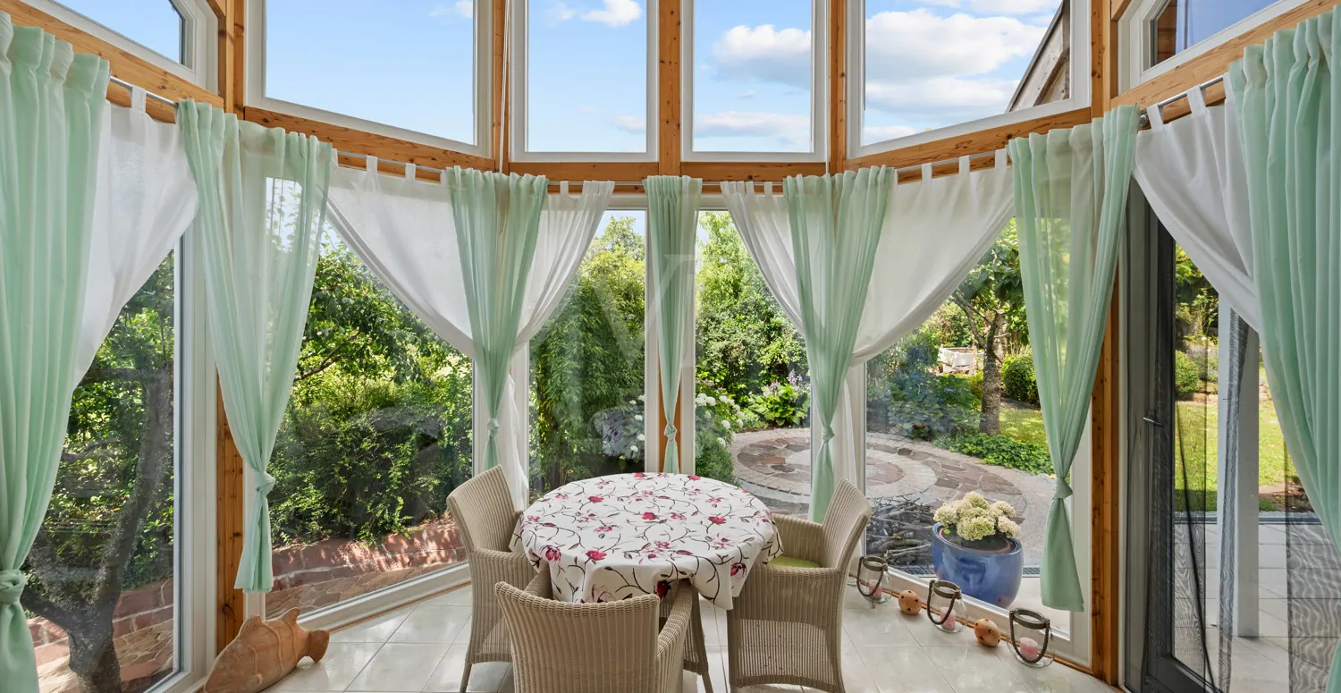 Wintergarten mit Zugang zur Terrasse und Garten