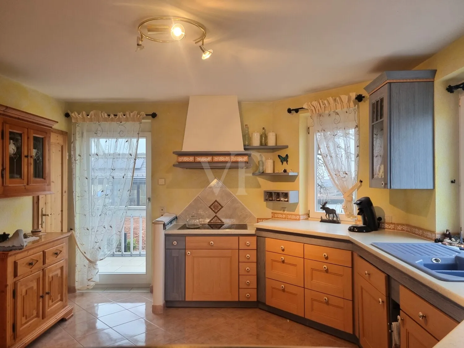 Küche mit Balkon und Vorratskammer