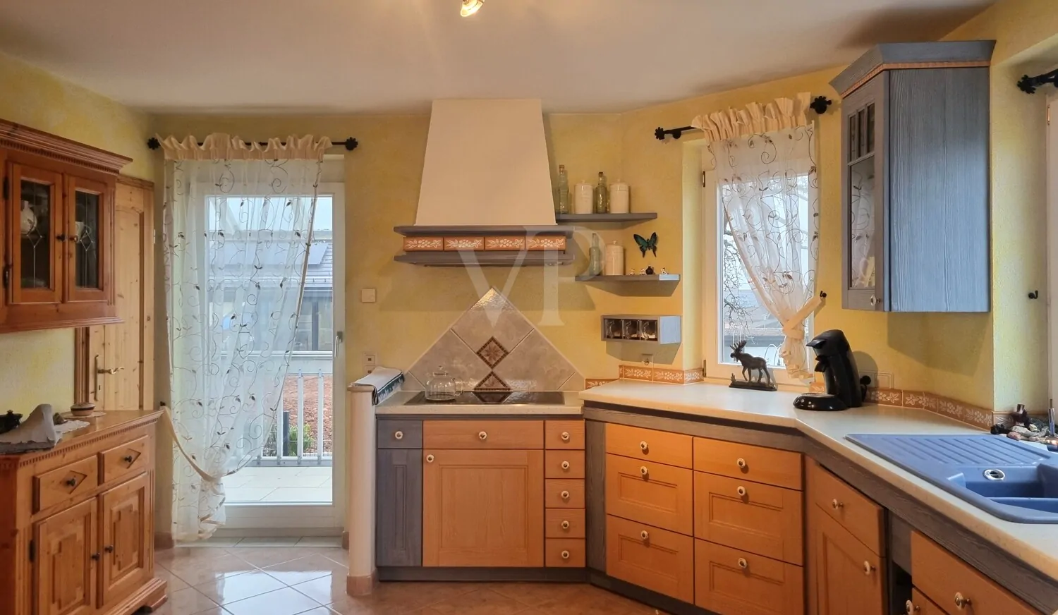 Küche mit Balkon und Vorratskammer