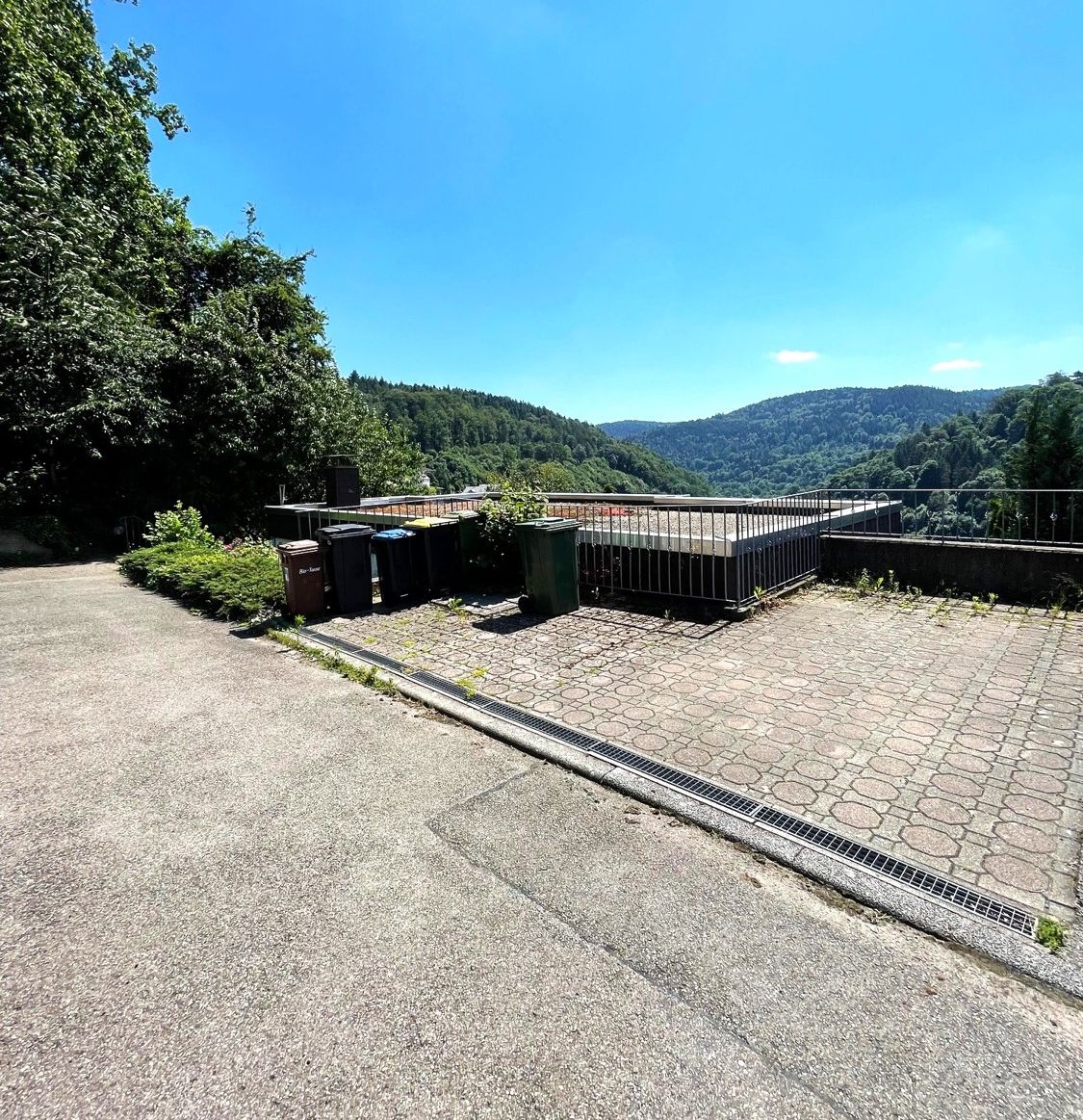Eingang und Stellplatz