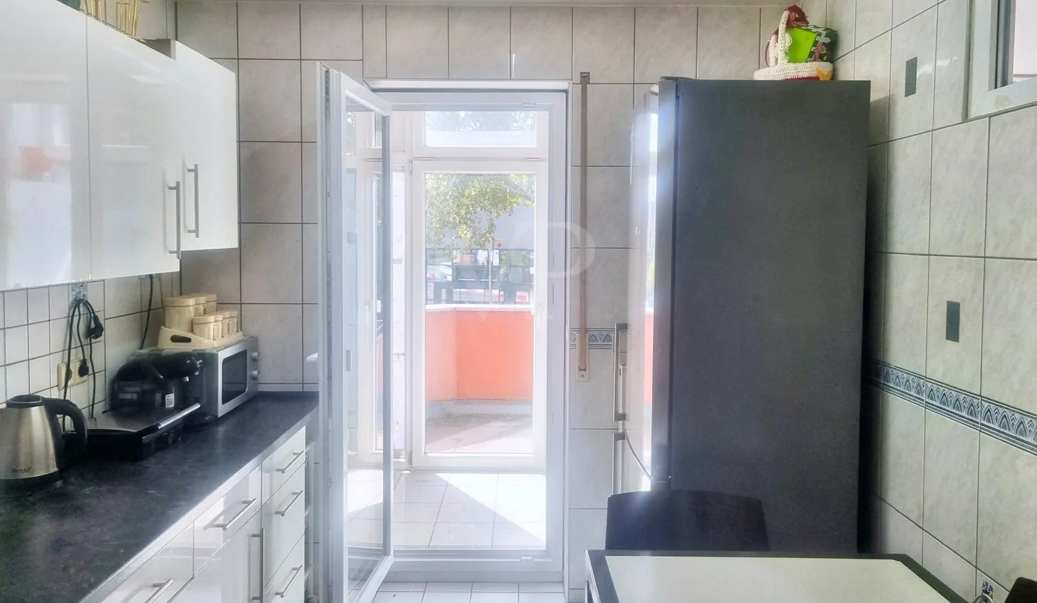 Küche mit Zugang zum Wintergarten und Balkon