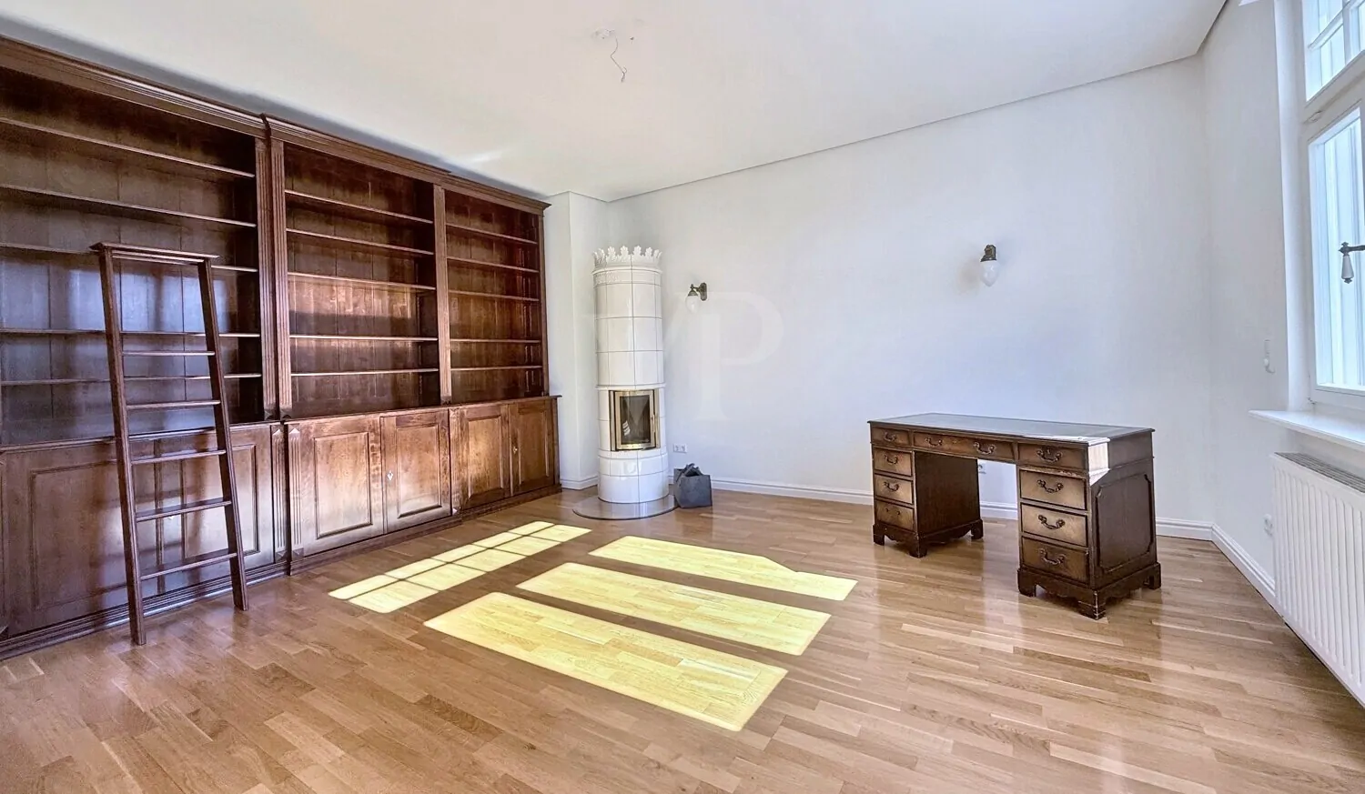 Wohnzimmer mit Bibliothek