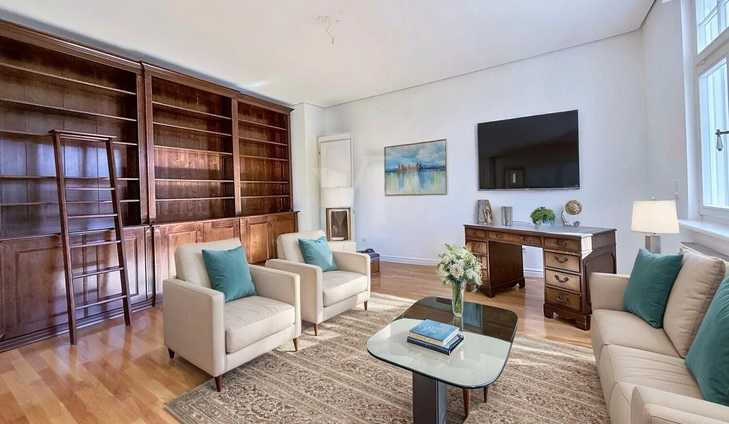 Wohnzimmer mit Bibliothek mit KI