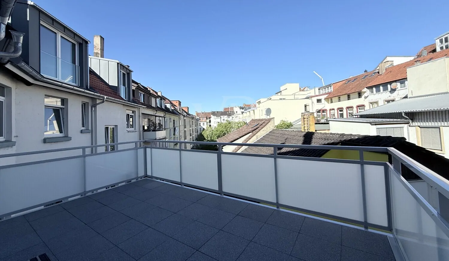 großer S/W-Balkon