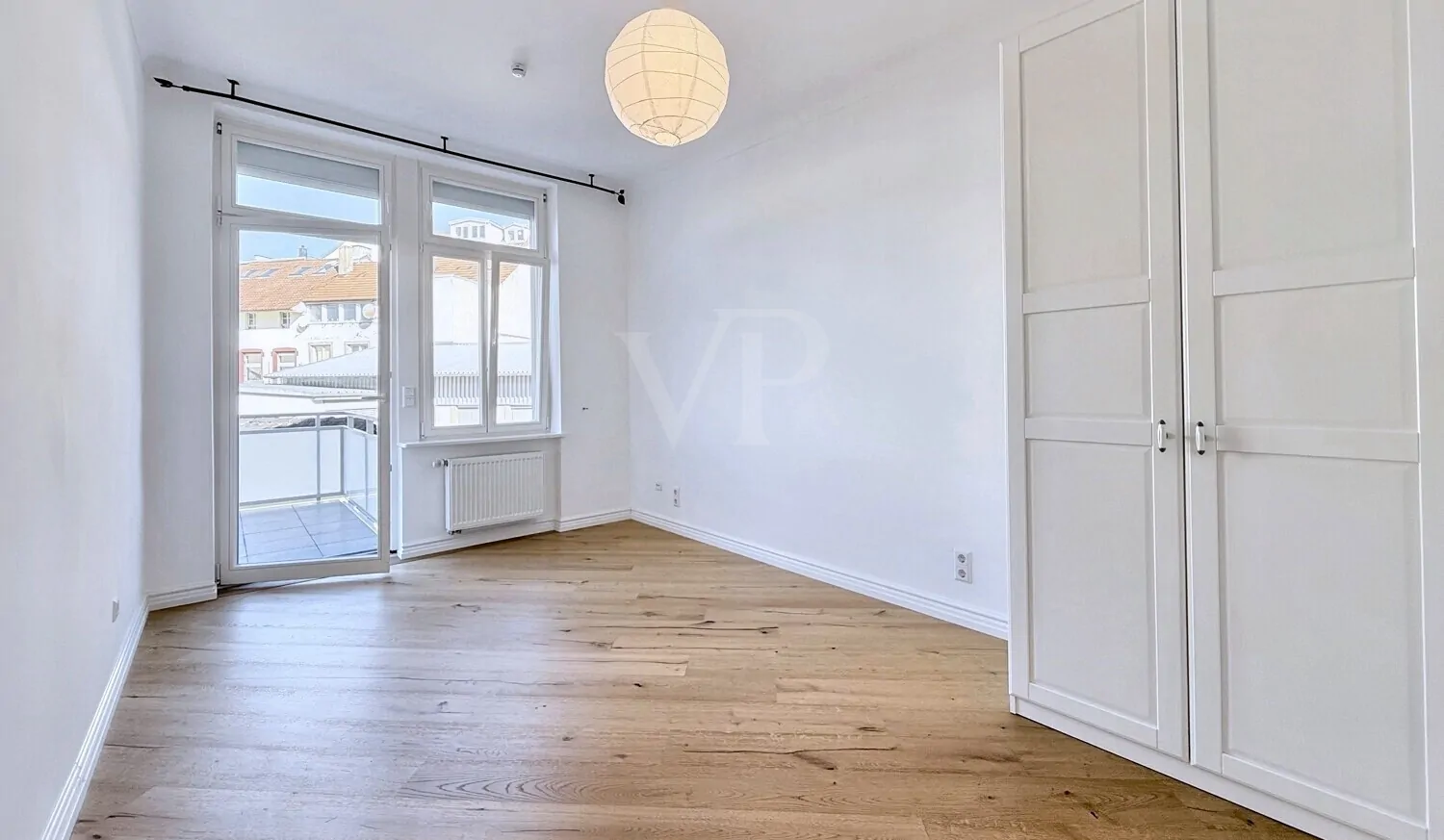 weiteres Zimmer mit Einbauschrank