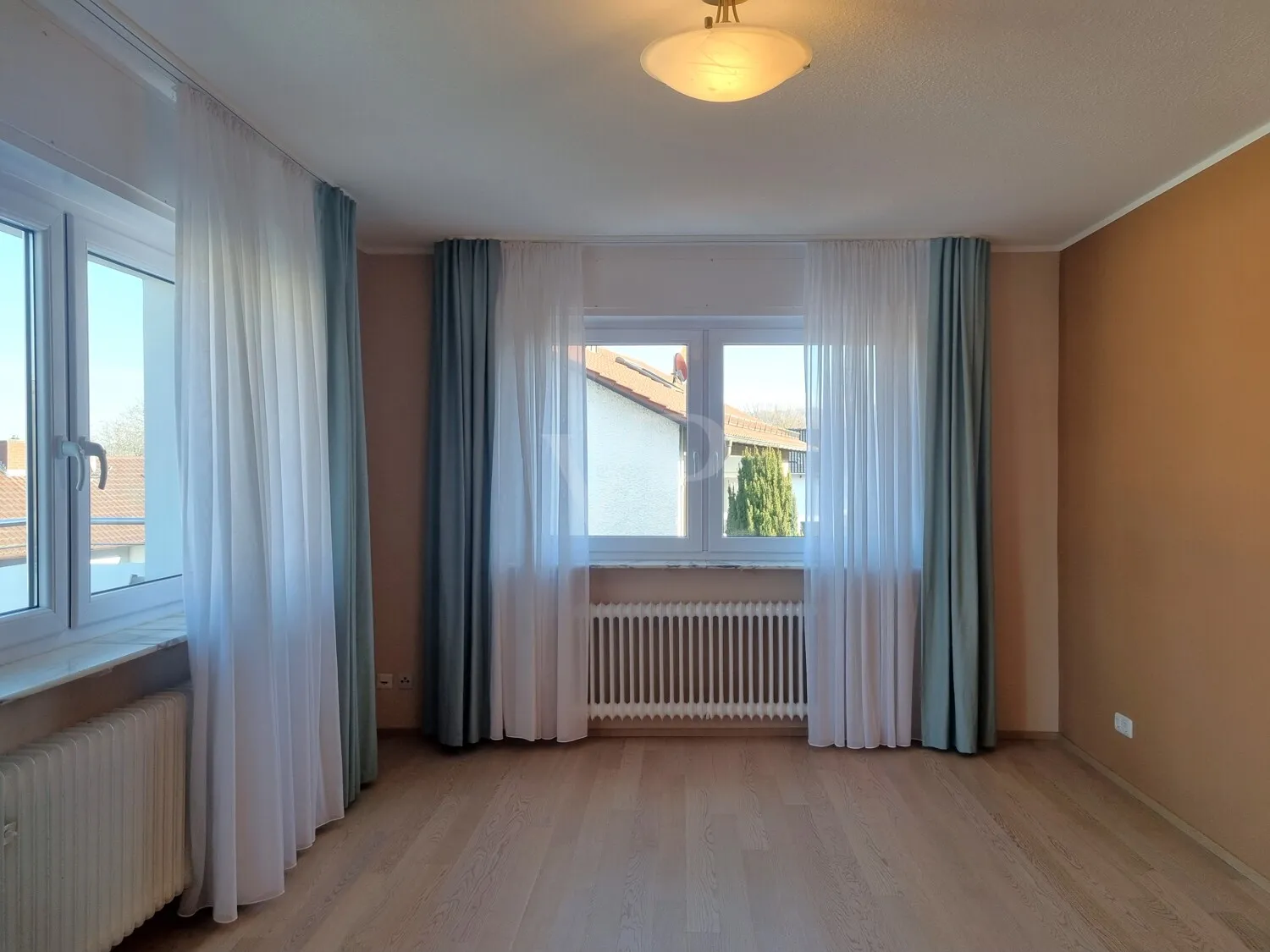 Zimmer mit Balkon im OG