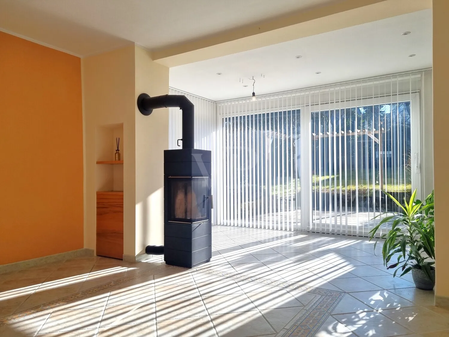 Wohnzimmer mit Kamin im EG