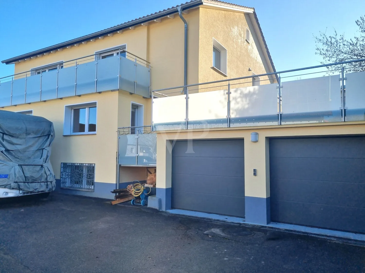 Wohnen auf der Rotplatte: Modernes Familienleben mit großem Garten