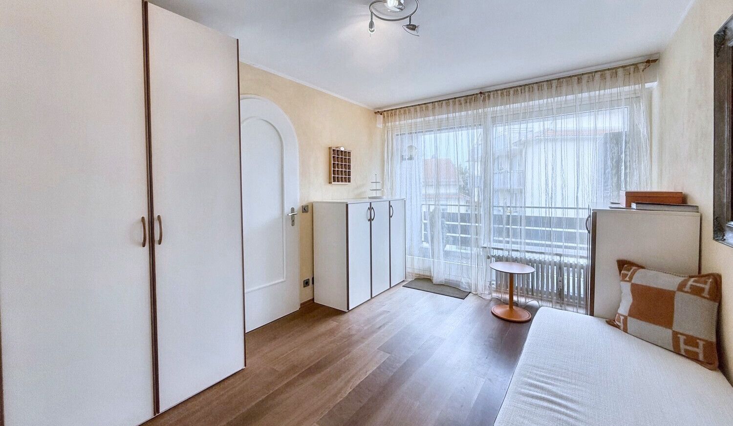 mit Balkon