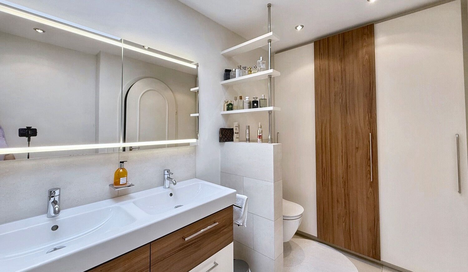 mit Dusch-WC und Einbauschrank