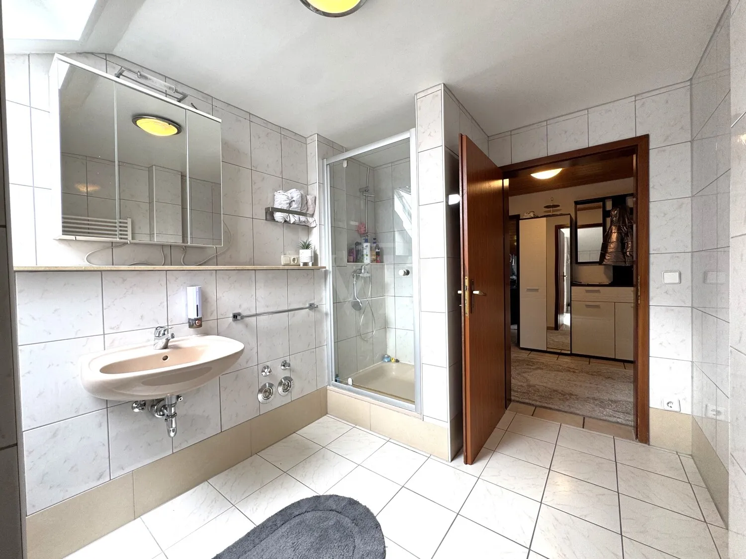 Badezimmer mit Tageslicht
