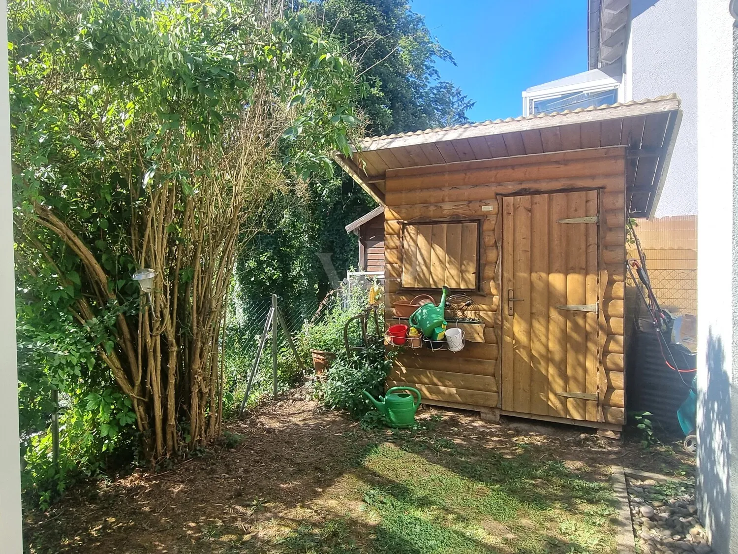 Garten mit kleiner Hütte