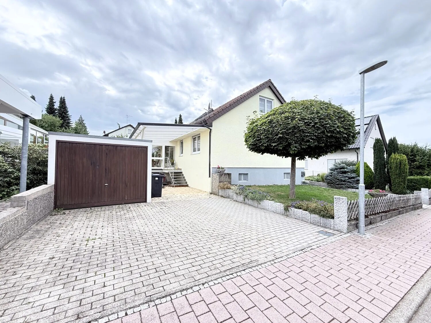 Garage und Stellplätze