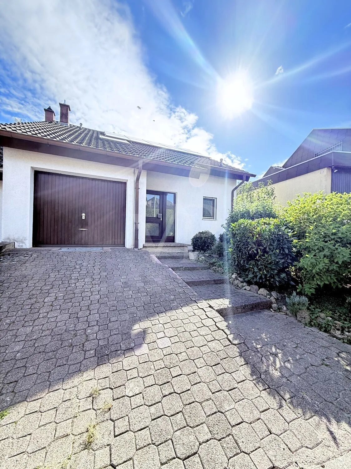 Garage mit Stellplatz davor