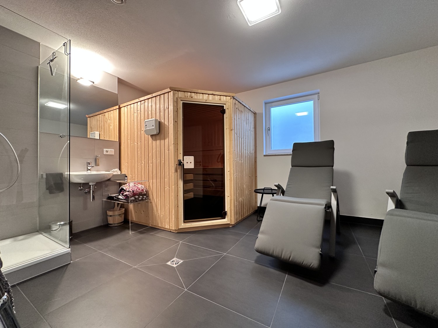 Wellnessbereich mit Sauna und Ruheraum