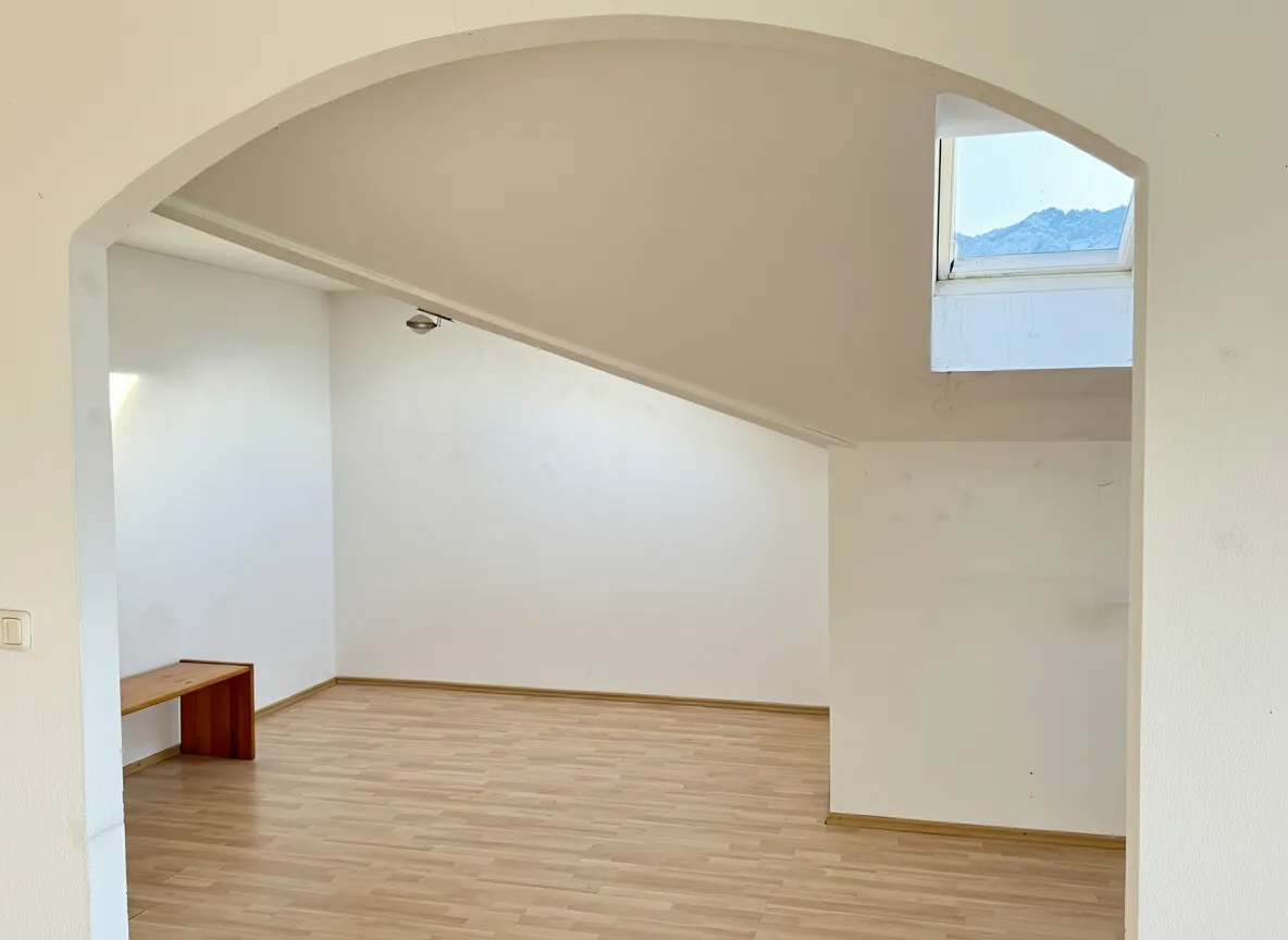 Außergewöhnliche Dachgeschosswohnung in zentraler Lage mit Bergpanorama