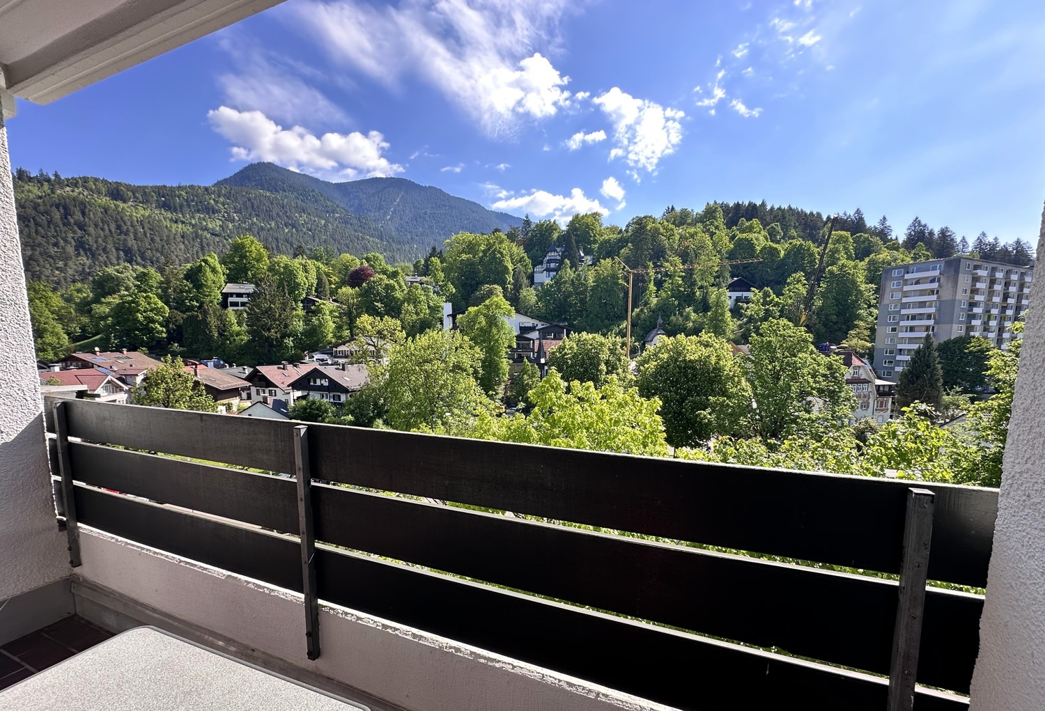 Voll möbliertes, top-gepflegtes 2-Zimmer-Apartment mit schönem Bergblick – sofort bezugsfrei