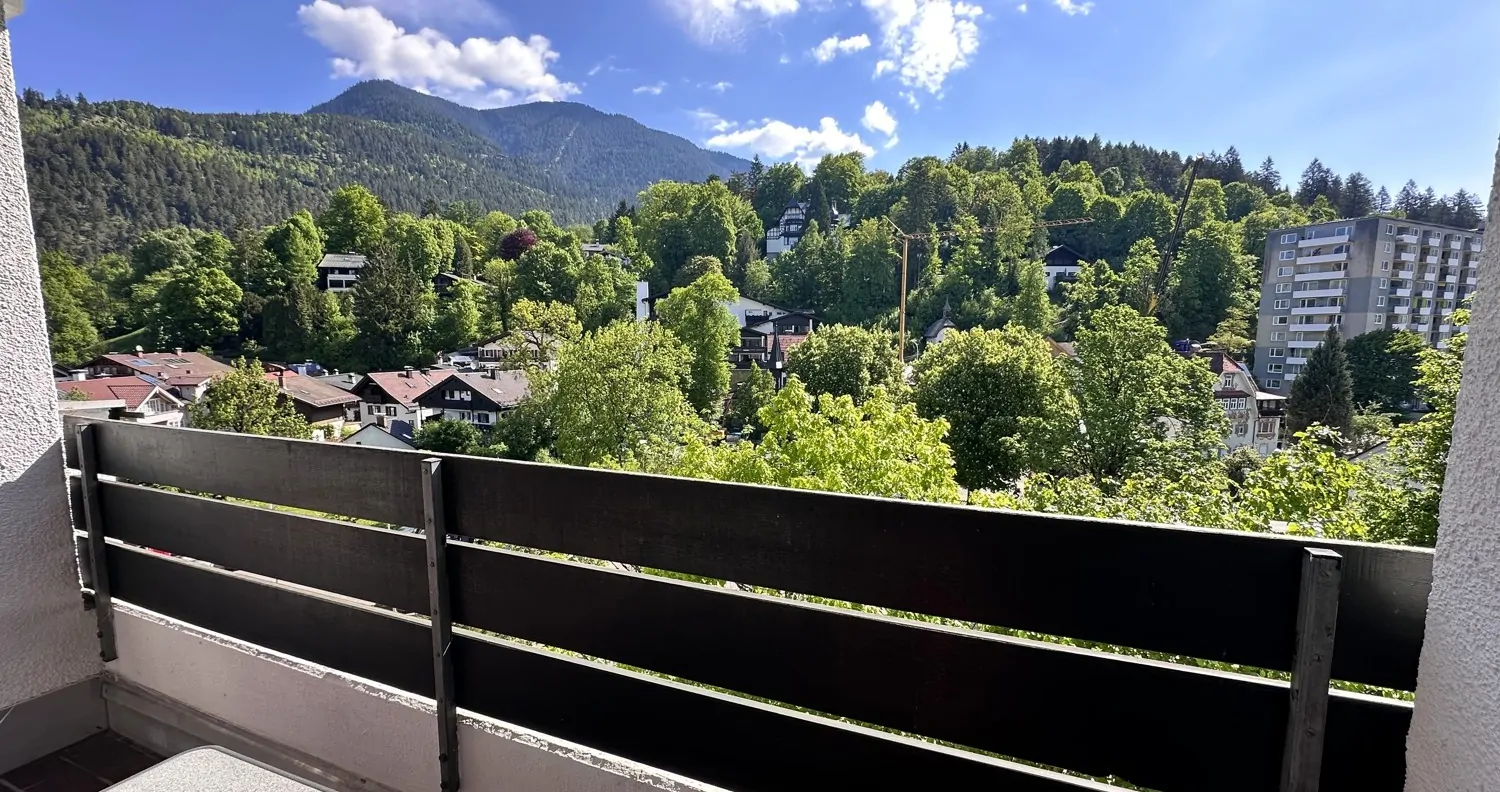 Top-gepflegtes 2-Zimmer-Apartment – voll möbliert, Bergblick & sofort bezugsfrei