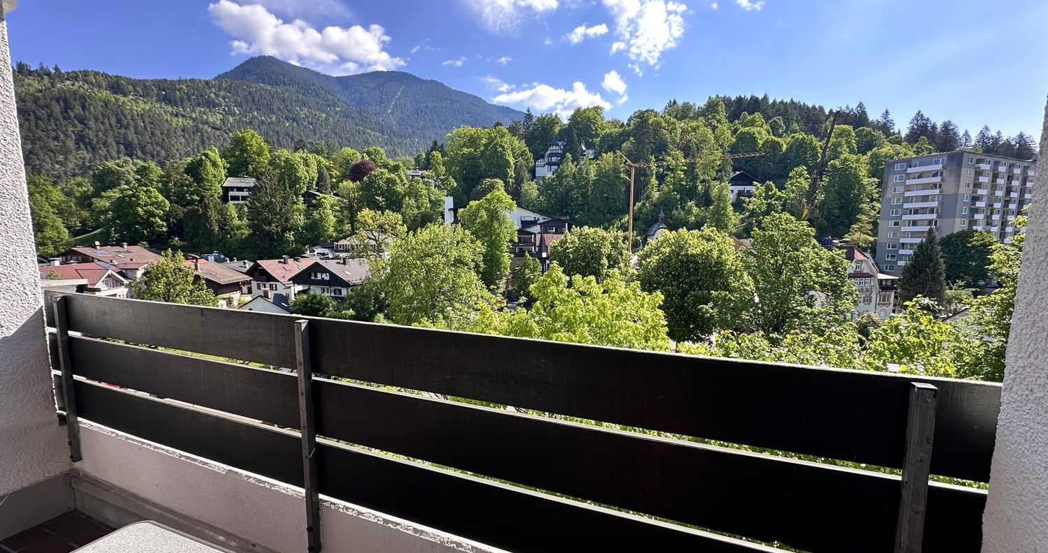 Voll möbliertes, top-gepflegtes 2-Zimmer-Apartment mit schönem Bergblick – sofort bezugsfrei