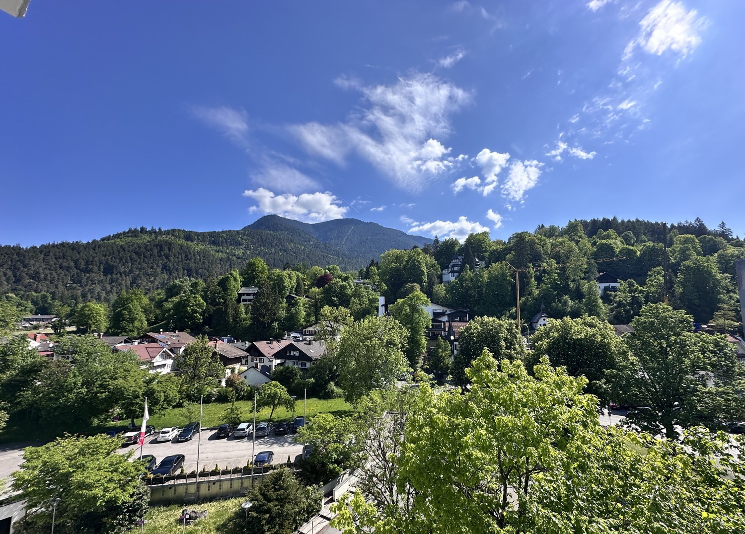 Voll möbliertes, top-gepflegtes 2-Zimmer-Apartment mit schönem Bergblick – sofort bezugsfrei