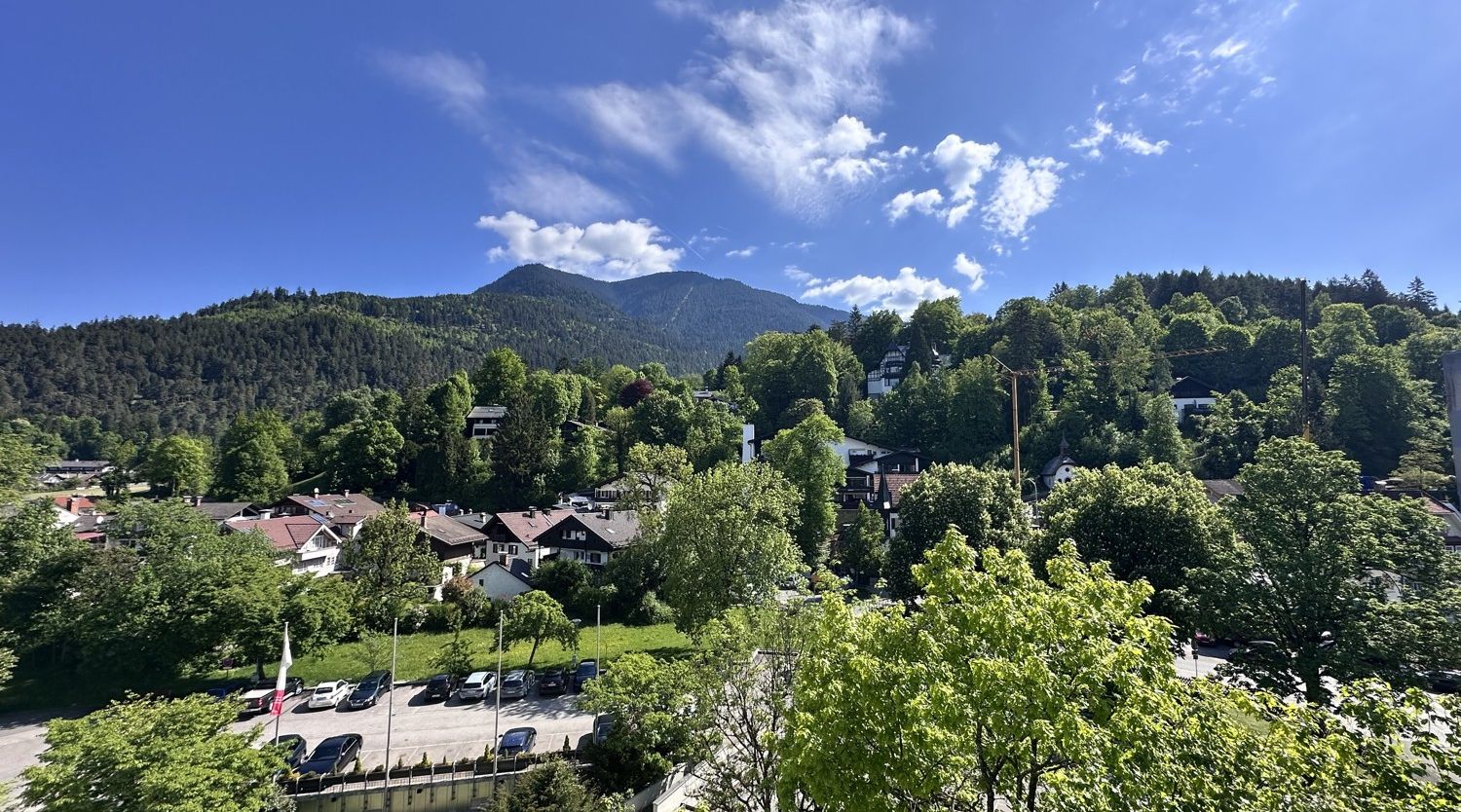 Voll möbliertes, top-gepflegtes 2-Zimmer-Apartment mit schönem Bergblick – sofort bezugsfrei