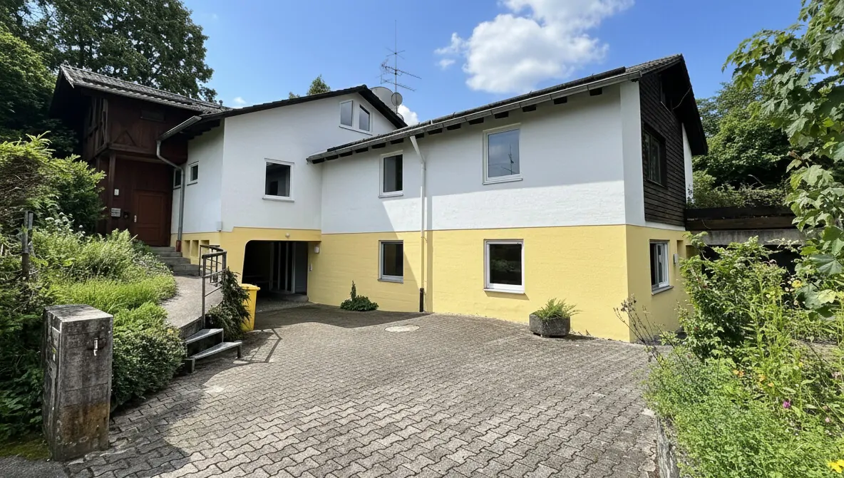 Anwesen, Parkplätze, TG Einfahrt