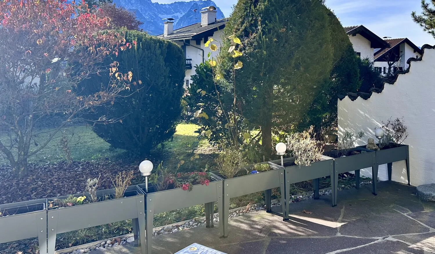 Wohlfühl-Wohnen in Bestlage: EG-Wohnung mit Terrasse, Bergblick, großem Hobbyraum & Privatsphäre