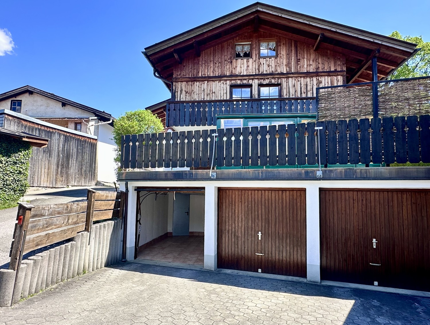 Hinterseite mit Garage