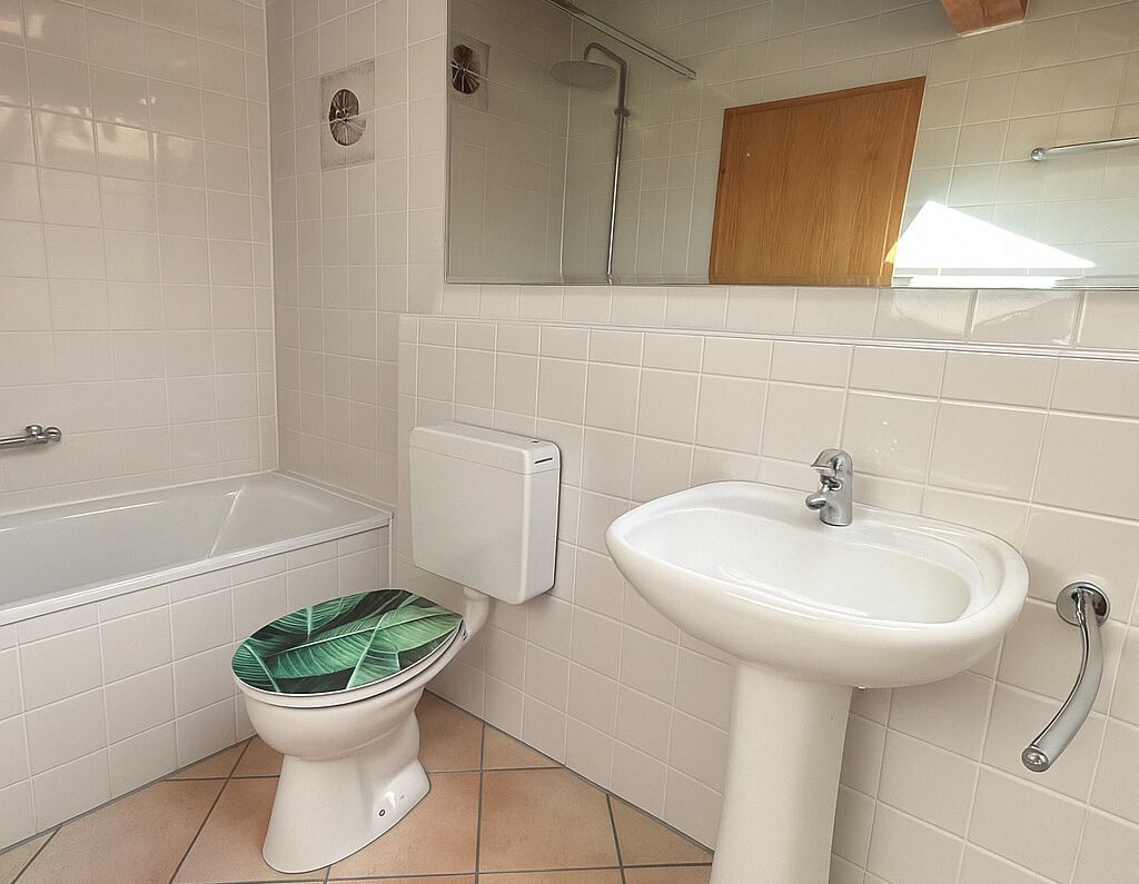 Helles Badezimmer mit Meeresthema