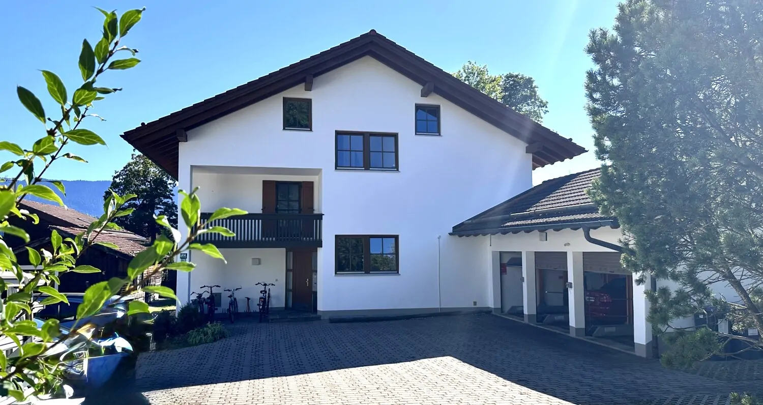 Zufahrt mit Garagentrakt