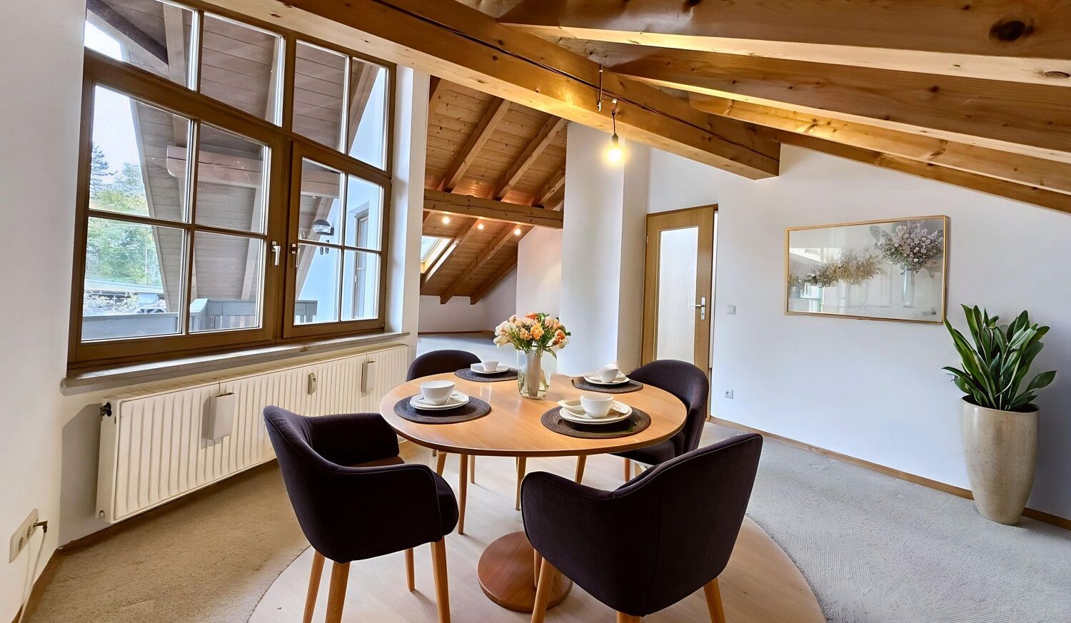 Wohn- und Esszimmer KI-möbliert