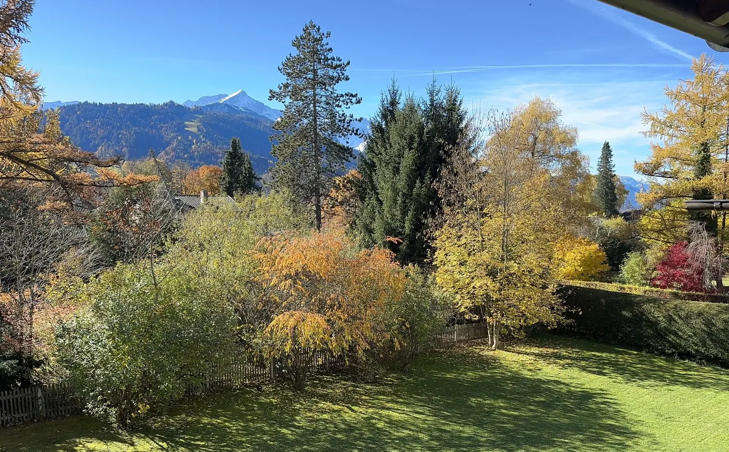 Landhausvilla mit 4 Wohneinheiten, großem Grundstück & Bergblick