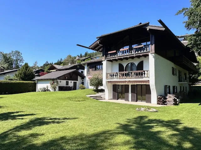 Landhausvilla mit 4 Wohneinheiten, großem Grundstück & Bergblick