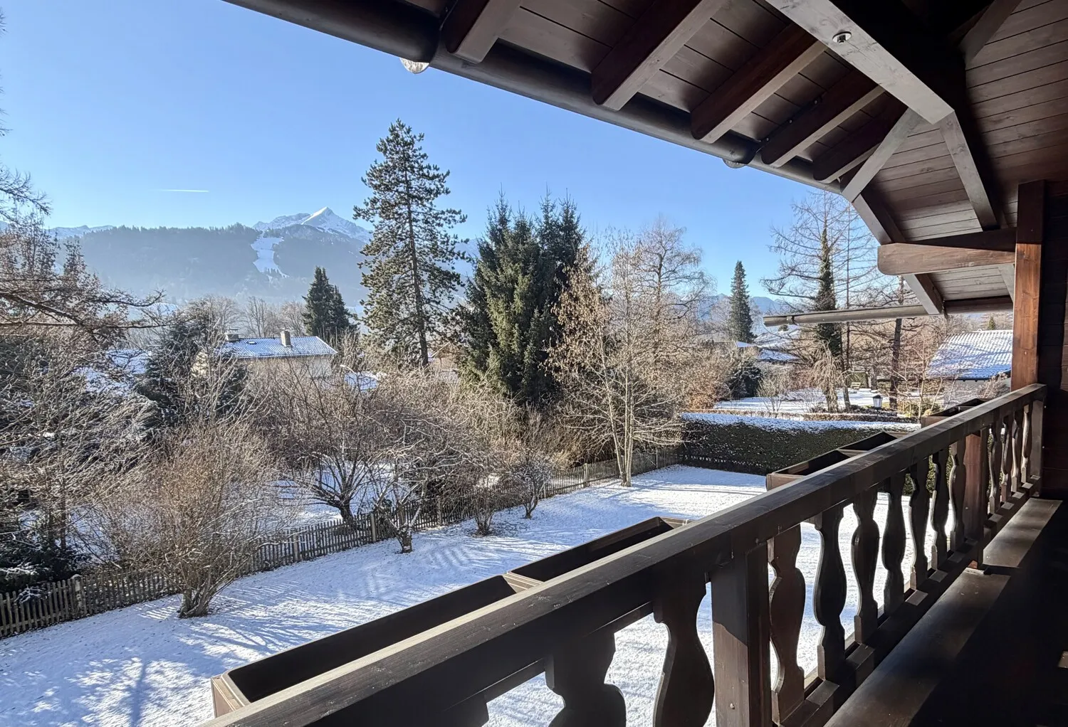 Landhausvilla mit 4 Wohneinheiten, großem Grundstück & Bergblick
