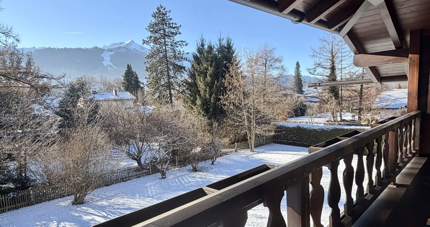 Landhausvilla mit 4 Wohneinheiten, großem Grundstück & Bergblick