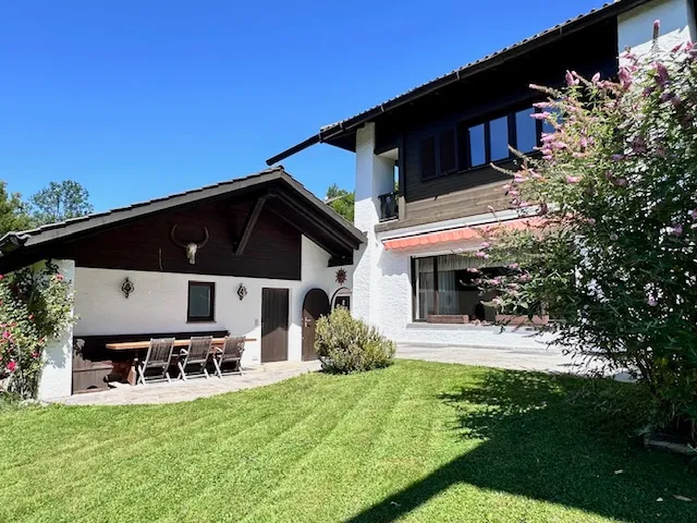 Landhausvilla mit 4 Wohneinheiten, großem Grundstück & Bergblick