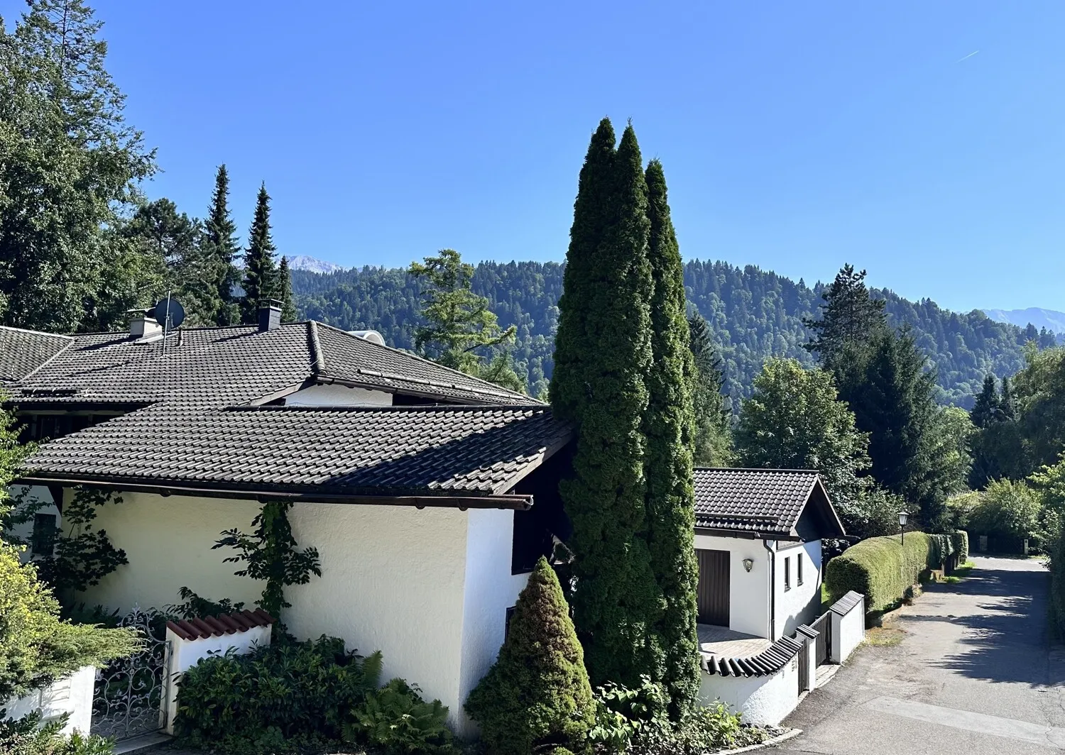 Landhausvilla mit 4 Wohneinheiten, großem Grundstück & Bergblick