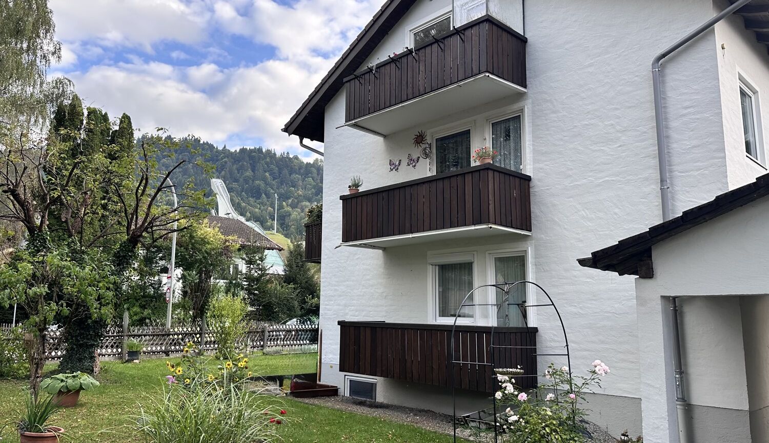Modernisierte 2-Zi-DG-Wohnung mit Balkon, Hobbyraum & Bergblick