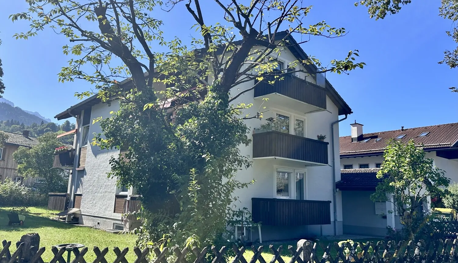 Modernisierte 2-Zimmer-DG-Wohnung – mit Balkon, Hobbyraum & herrlichem Bergblick