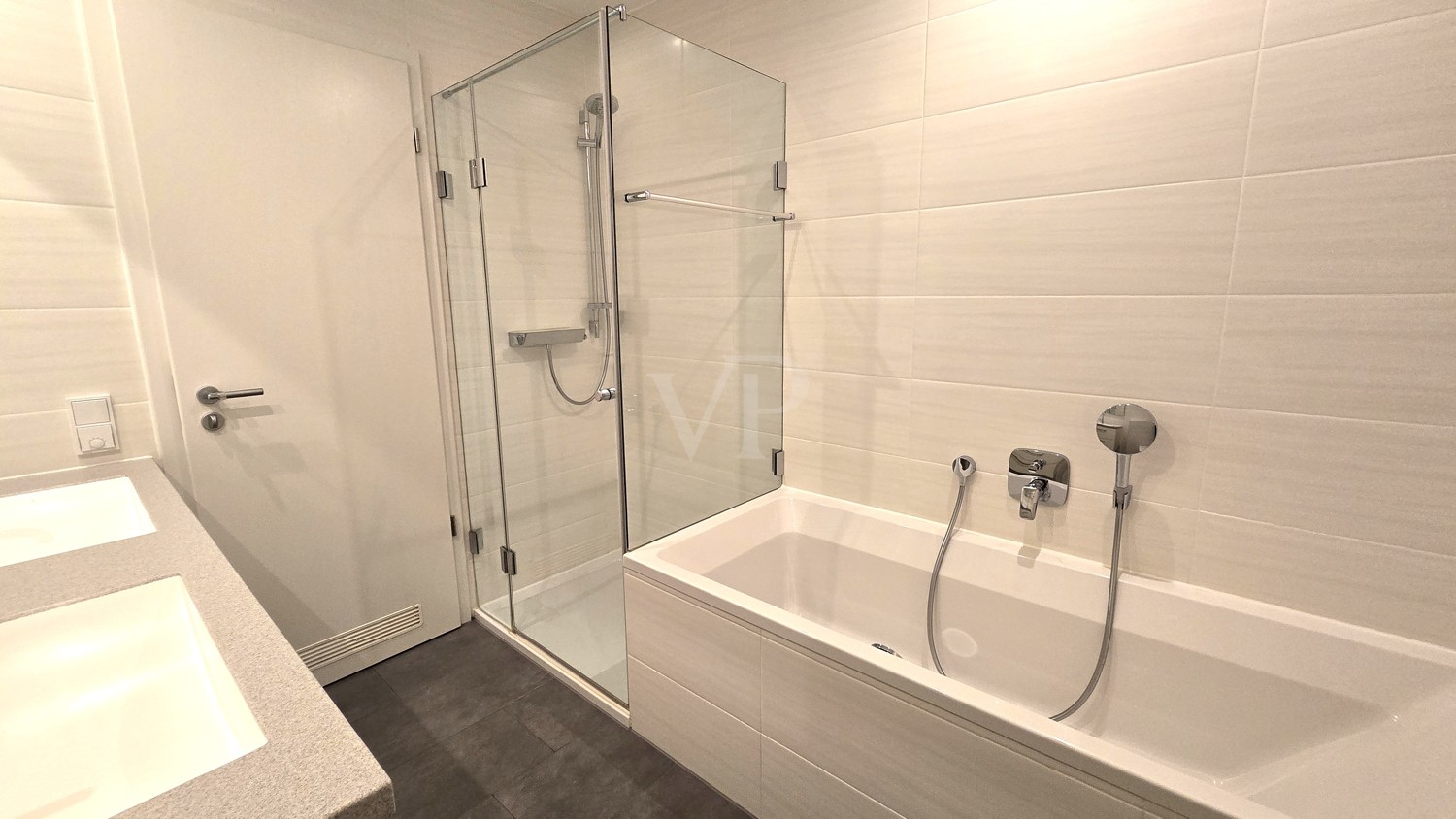 Mit Badewanne und Dusche