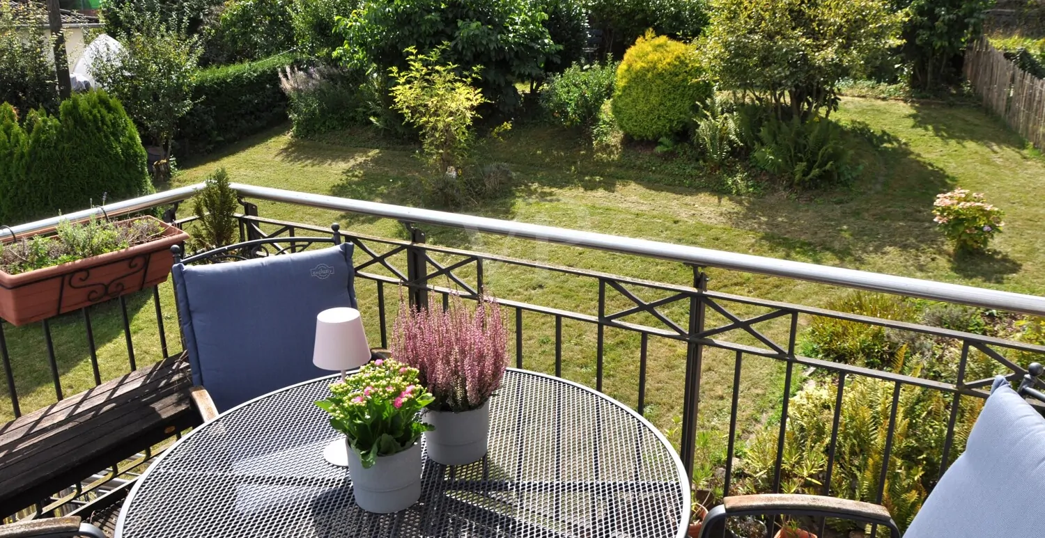 Blick vom Balkon in den Garten