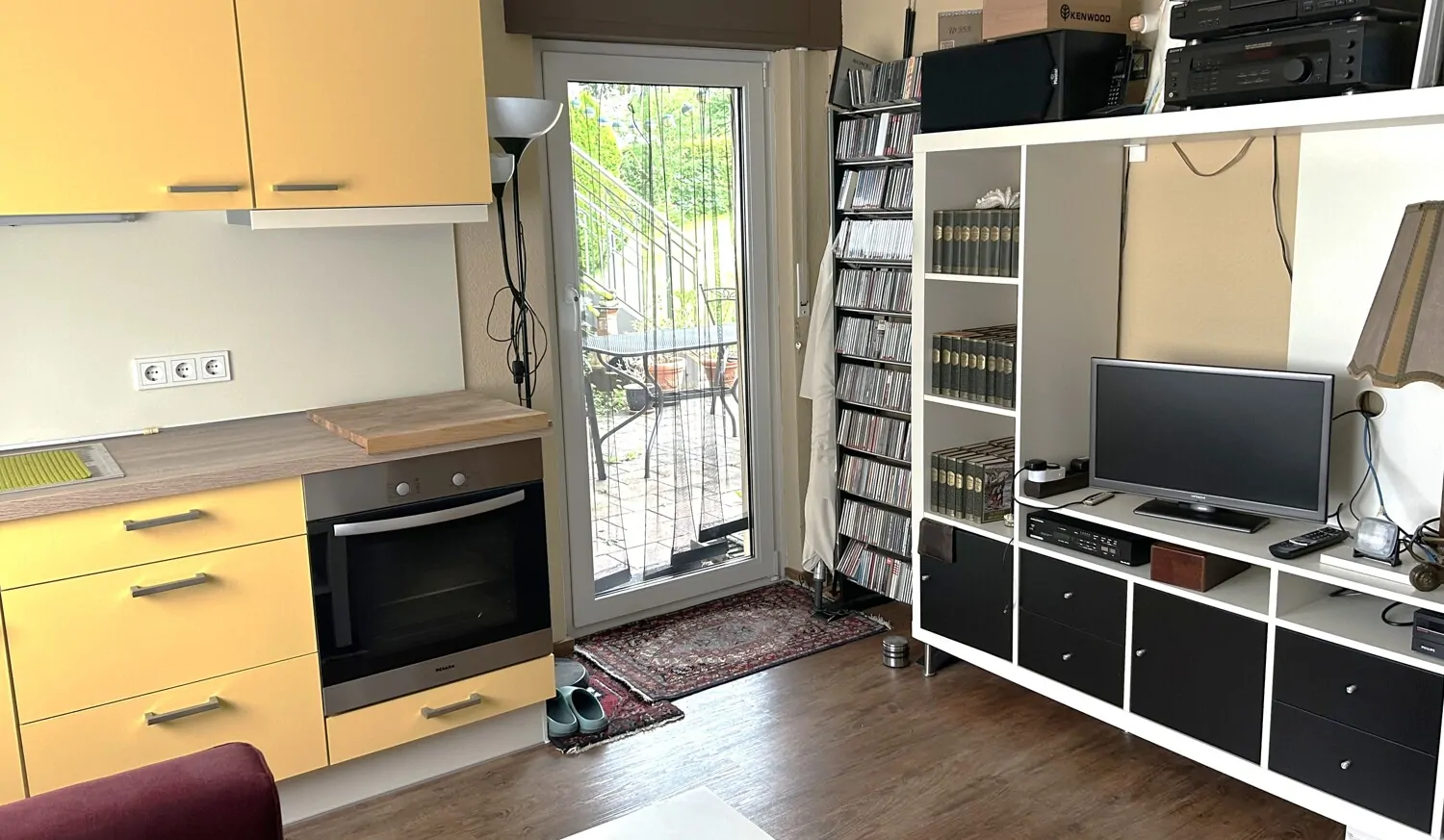 Zimmer mit Küchenzeile im Erdgeschoss