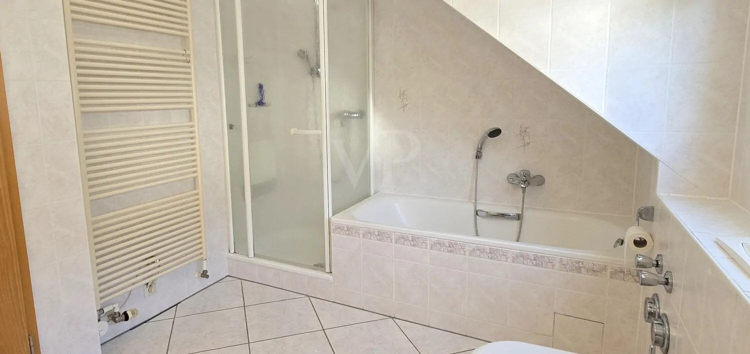 Mit Dusche und Wanne