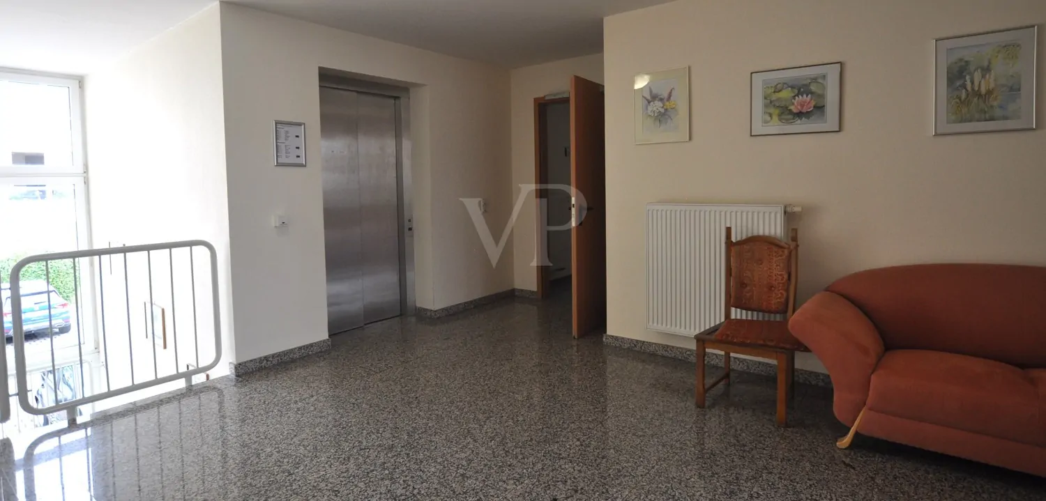 Helles Treppenhaus und Flure