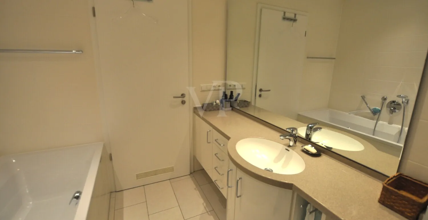 Mit Dusche und Wanne