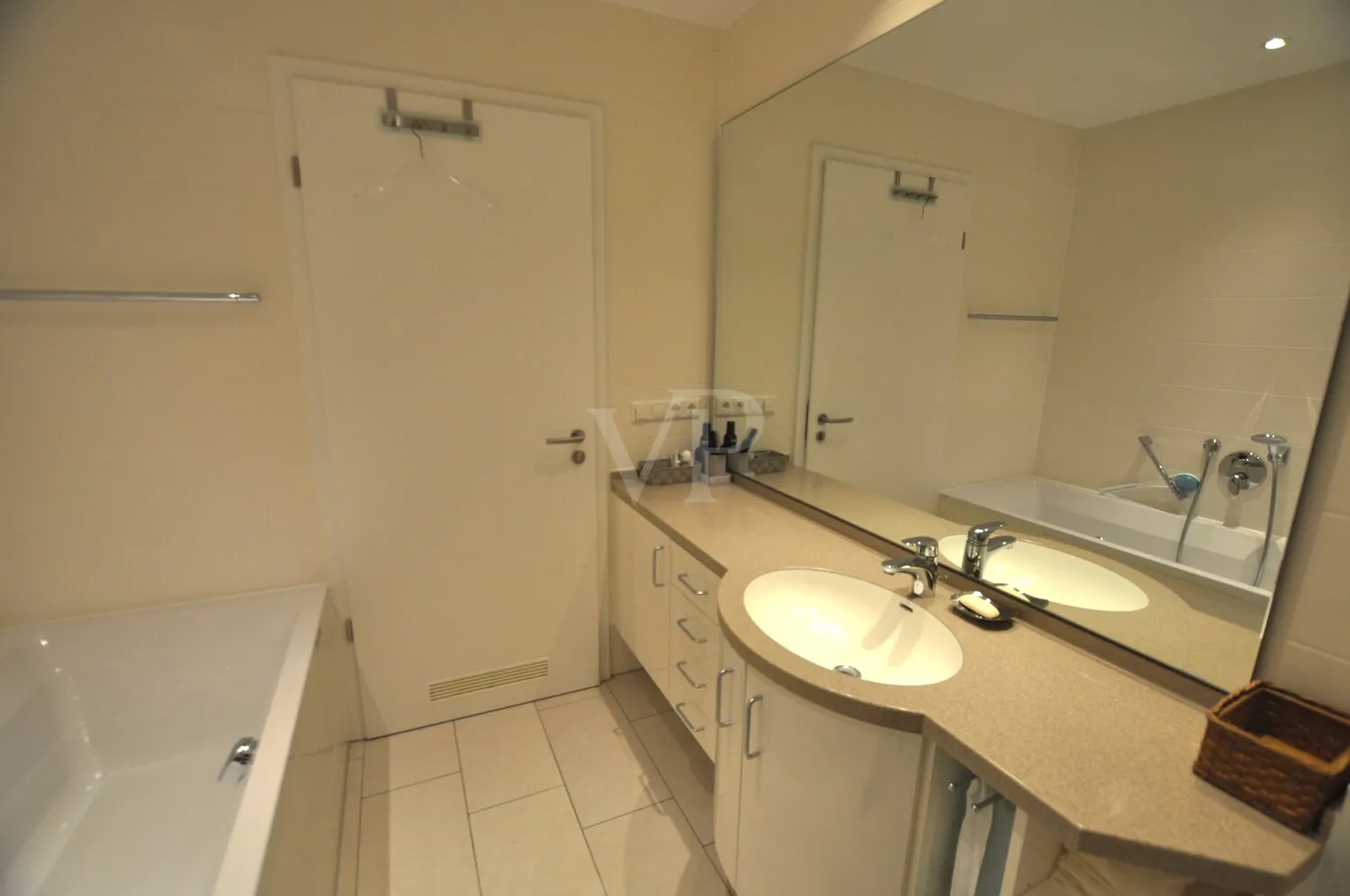 Mit Dusche und Wanne